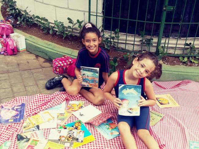 Na Semana de Acolhimento dos alunos, cerca de 30 crianças foram à praça do município para ler que estivesse por lá. Foto: Arquivo da Escola